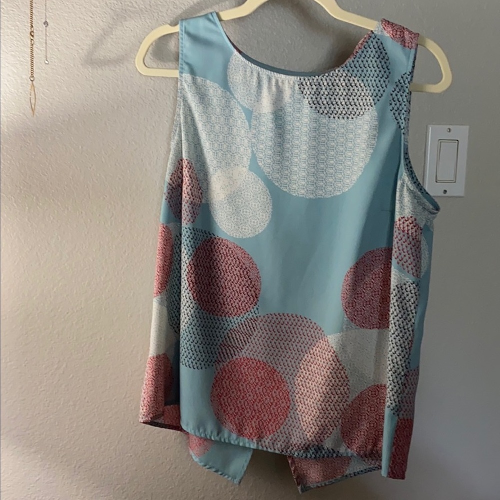 Sleeveless top with modern circle print